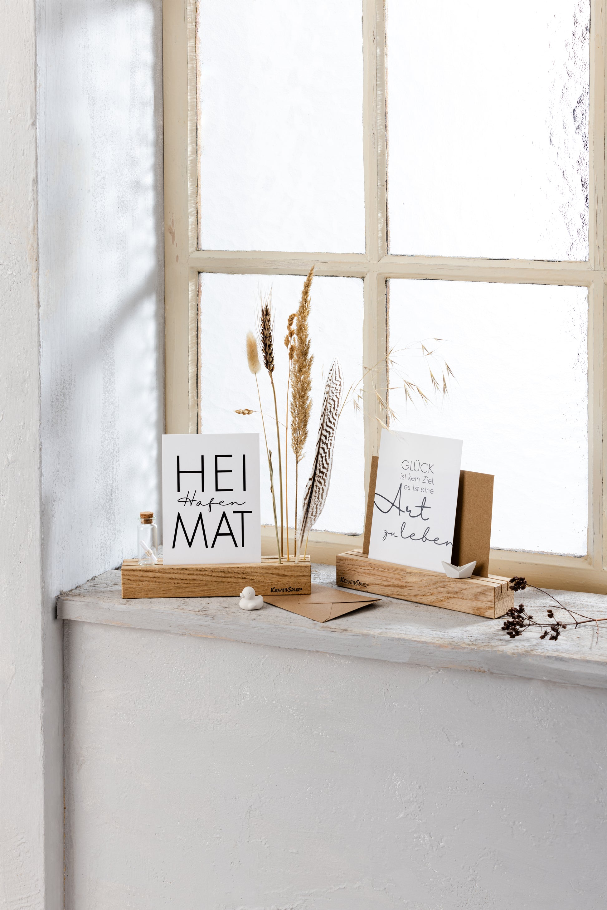 Bilderhalter, Kreativspur, Heimat, Heimathafen, Postkarte, Kartenhalter, Kreativspur, Postkartenhalter, Schiff, Boot, Ente, Feder, Trockenblumen, Herz, Postkarte, Heimat, Fotohalter