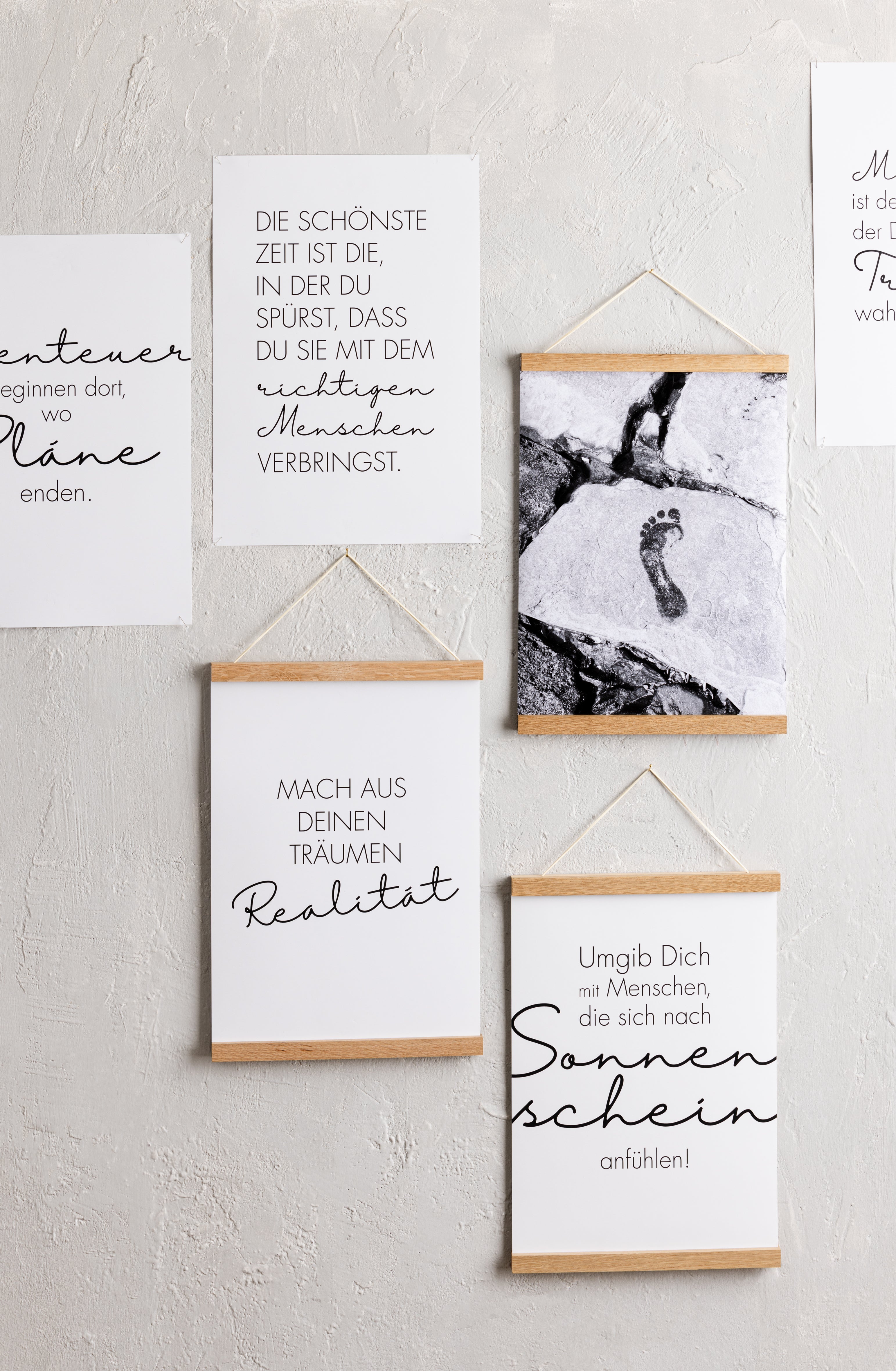 Magnetischer Posterhalter - Holzleiste mit Magnetverschluss. Posterleiste magnetisch - stilvolle Posteraufhängung. Magnetische Bilderleiste - einfache Wandaufhängung. Magnetische Posteraufhängung minimalistischer Bilderrahmen.
Im Onlineshop von Kreativspur